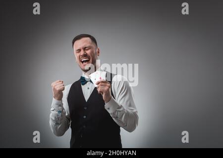 Beau joueur de poker avec deux as dans ses mains Banque D'Images