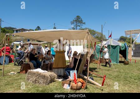 Eungella, Queensland, Australie - octobre 2021 : les visiteurs d'un village viking réédiction fair dans le pays avec des femmes de tissage et des expositions de tentes Banque D'Images