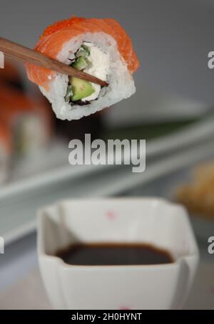 Sushi au saumon.Sushi rouler Philadelphie avec poisson rouge, saumon, caviar rouge.Rouler avec de l'avocat doux et du fromage à la crème sous une couche de caviar massago.Sushi classique.La nourriture Banque D'Images