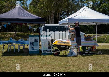 Eungella, Queensland, Australie - octobre 2021 : affichage d'une tente d'information publique avec des informations lors d'une foire de campagne Banque D'Images