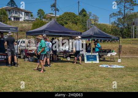 Eungella, Queensland, Australie - octobre 2021 : produits faits à la main et café à vendre à une foire de campagne avec des touristes errant à la recherche du Banque D'Images