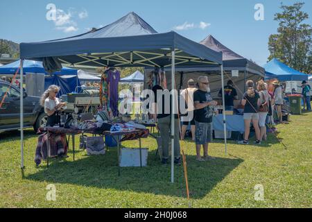 Eungella, Queensland, Australie - octobre 2021 : les gens magasinent pour des produits faits à la main vendus sous des tentes à une foire de village de campagne Banque D'Images