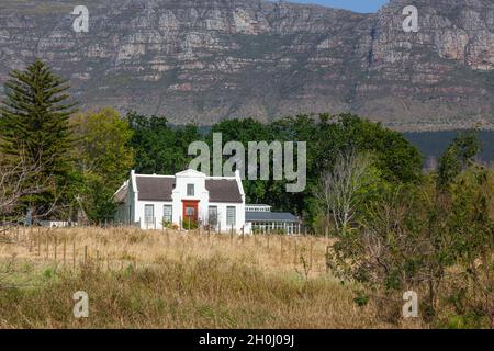 La ferme de style hollandais Nova Constantia, située dans la vallée de Constantia, au Cap, en Afrique du Sud. Banque D'Images