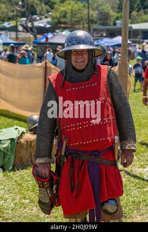 Eungella, Queensland, Australie - octobre 2021 : un homme vêtu d'une réplique de costume viking avec casque et armure Banque D'Images