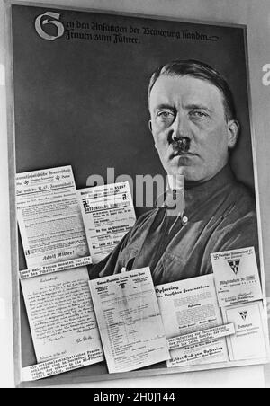 'Photo d'Adolf Hitler avec le titre 'temps des débuts du mouvement des femmes a tenu par le Führer' dans l'exposition ''Einsatz der Frau in der Nation'' dans le Gewerbemuseum à l'occasion du Reichsparteitag 1937 à Nuremberg.[traduction automatique]' Banque D'Images