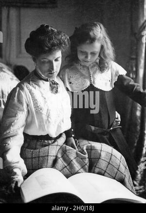 Margot Asquith, écrivain et épouse du premier ministre britannique Herbert Henry Asquith, avec leur fille Elizabeth.[traduction automatique] Banque D'Images