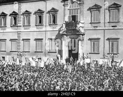 Le 12 février 1937, Victor Emmanuel de Savoie, fils d'Umberto et petit-fils du roi italien Victor Emmanuel III, est né à Naples.La photo montre le monarque Victor Emmanuel III qui monte sur le balcon du Palais Quirinal à Rome le 14 février, après son retour de Naples, et qui a été félicité par une foule enthousiaste de la naissance de l'héritier du trône.[traduction automatique] Banque D'Images