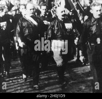 'Les Quadrumvirs étaient quatre hommes des fascistes italiens qui, par une alliance, devaient préparer le 'Marque on Rome' pour Mussolini à la mi-octobre 1922.Sur la photo, deux des hommes accompagnent Benito Mussolini (à gauche, avec des cendres) en chemin dans les rues de Naples le 24 octobre 1922, à savoir Michele Bianchi (à droite, secrétaire du PNF) et Cesare Maria de Vecchi (à gauche, commandant des escadrons).Mussolini a prononcé un discours à Naples et a fixé le 28 octobre comme date de la « arche de Rome ».[traduction automatique]' Banque D'Images