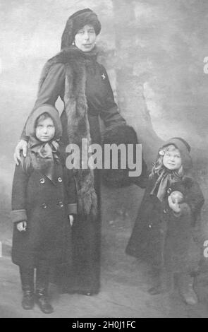 Viktoria Fjodorowa, divorcée Grande duchesse de Hesse et par le Rhin, née princesse de Saxe-Coburg-Gotha, épouse du Grand-Duc russe Kyrill Wladimirowitsch Romanow avec les deux filles Maria et Kira.(photographie non datée) [traduction automatique] Banque D'Images