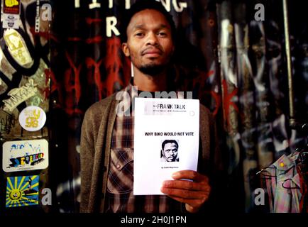 L'héritage de Steve Biko, une collection d'essais sur la philosophie et les écrits de la conscience noire, chef, Steve Biko.La collection examine l'importance continue de la conscience noire, la situant dans un cadre global, examinant l'héritage de Biko, l'état actuel de la politique sud-africaine post-apartheid, et la culture et l'histoire des mouvements anti-apartheid...Mai 03/ 2010 / Soweto / Johannesburg/ Afrique du Sud Banque D'Images