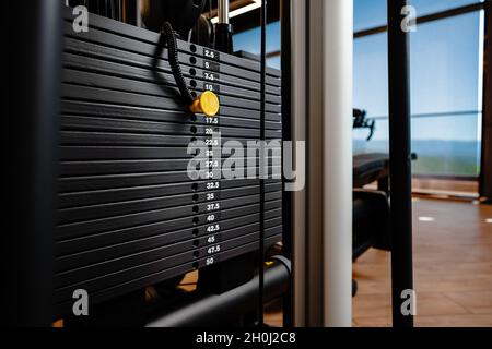 Plaques de fer empilées de la machine de musculation dans la salle de sport Banque D'Images