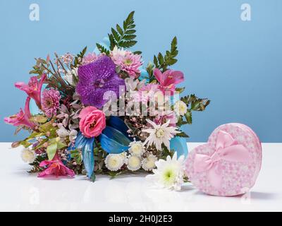 Magnifique bouquet de fleurs différentes avec boîte cadeau. Banque D'Images