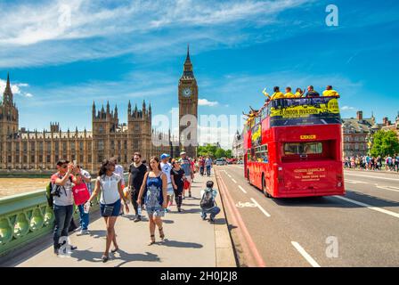 LONDRES, Royaume-Uni - 3 JUILLET 2015 : le bus Red Double Decker s'accélère le long du pont de Westminster Banque D'Images