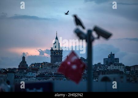 Istanbul, Turquie.12 octobre 2021.La tour de Galata au coucher du soleil, par temps nuageux le soir avant la pluie autour d'Eminonu à Kadikoy.Crédit : SOPA Images Limited/Alamy Live News Banque D'Images