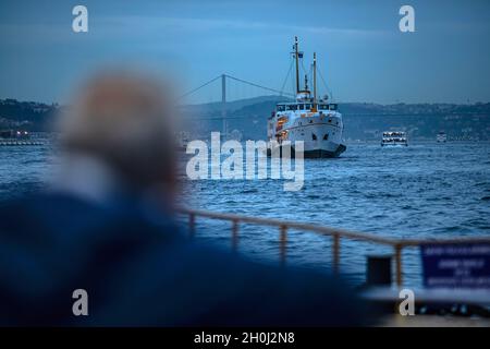 Istanbul, Turquie.12 octobre 2021.Un ferry à l'approche de la jetée d'Eminonu, pendant le temps nuageux dans la soirée avant la pluie autour d'Eminonu à Kadikoy.Crédit : SOPA Images Limited/Alamy Live News Banque D'Images