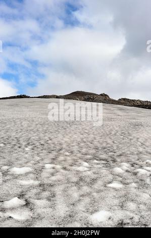 Cendres de lave d'Islande dans la neige Banque D'Images