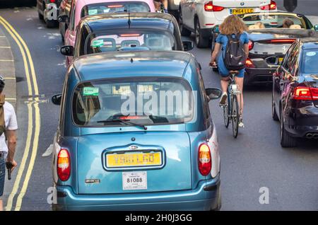 LONDRES, Royaume-Uni - 1ER JUILLET 2015 : circulation urbaine sur une route bondée et congestionnée Banque D'Images
