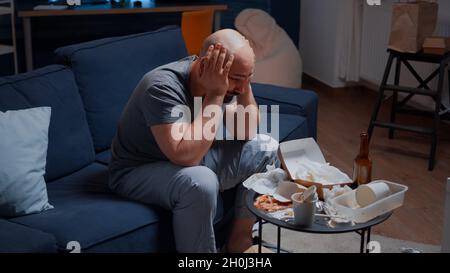 Désespéré frustré stressé homme seul avec mal de tête se sentant vulnérable, déprimé, offensé, blessé seul souffrant d'abus, de harcèlement, de rupture de coeur, de la personne affligée avec un problème psychologique. Banque D'Images