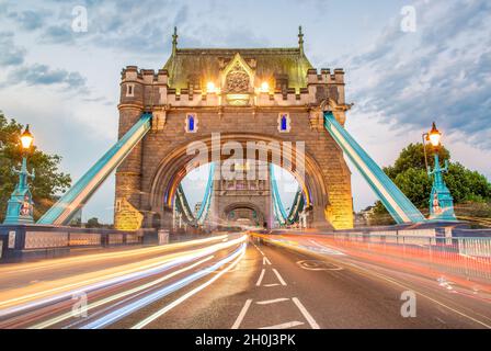 LONDRES, Royaume-Uni - 30 JUIN 2015 : Tower Bridge avec circulation de la ville la nuit Banque D'Images