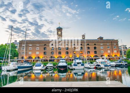 LONDRES, Royaume-Uni - 30 JUIN 2015 : quais de St Katherine au coucher du soleil Banque D'Images