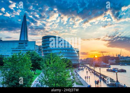 LONDRES, Royaume-Uni - 30 JUIN 2015 : bâtiments modernes extérieurs de la ville au coucher du soleil avec reflets sur la Tamise Banque D'Images