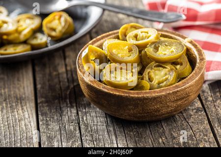 Jalapeno en tranches mariné.Poivrons jalapeno verts dans un bol. Banque D'Images