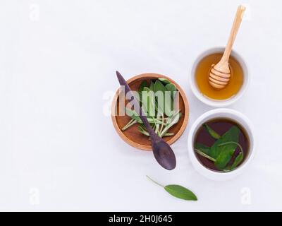 La tasse de thé potable saine sage pour les chaudes où la maladie et le froid. Banque D'Images