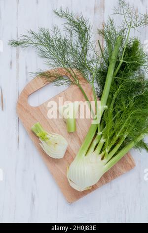 Bulbes de fenouil frais biologiques à des fins culinaires sur fond de bois. Banque D'Images