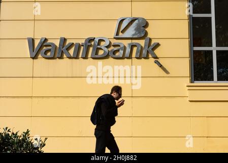 Istanbul, Turquie.12 octobre 2021 logo et signe d'affaires pour Vakifbank, la deuxième plus grande banque en Turquie. Banque D'Images