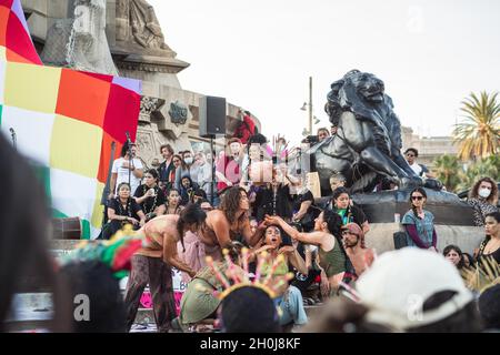 Barcelone, Catalogne, Espagne.12 octobre 2021.Des manifestants sont vus en représentation devant la statue de Christophe Colomb avec un drapeau de Wiphala.divers groupes anticolonialistes ont appelé une manifestation qui a quitté les Ramblas de Barcelone jusqu'à la statue de Christophe Colomb, avec les slogans ''ils ne nous conquront pas'' et ''rien à célébrer'.Les groupes ont protesté contre la célébration du 12 octobre, jour hispanique.Diverses présentations culturelles et représentations de peuples autochtones de pays d'Amérique latine et d'Afrique ont été réalisées.(Image de crédit : © Thiago Prudencio/DA Banque D'Images