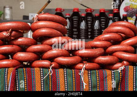 Istanbul, Turquie.12 octobre 2021 Sujuk ou sucuk une saucisse épicée de viande faite d'épices et de boeuf haché ou d'agneau à vendre dans un bazar turc. Banque D'Images