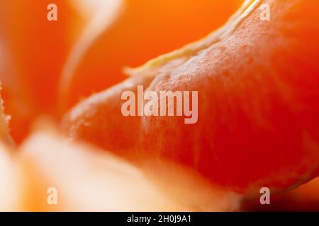 Arrière-plan de la macro Mandarin.Les tranches d'orange sont des gros plans appétissants et doux, dans un éclairage naturel.Mise au point sélective, flou de la vue arrière.Un cadre de fête pour l'hiver Banque D'Images