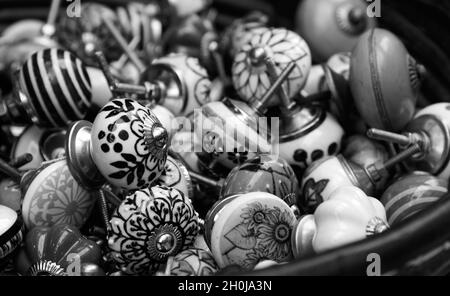 Boutons de porte en céramique à l'ancienne au marché aux puces de Paris, France.Arrière-plan de mobilier vintage.Gros plan.Mise au point sélective.Noir blanc Banque D'Images