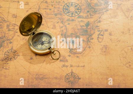 Ancien compas sur la carte vintage Banque D'Images