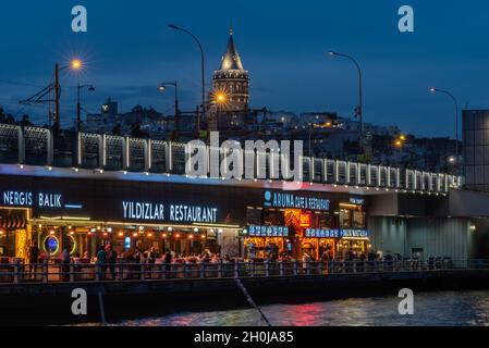 Istanbul, Turquie.12 octobre 2021 restaurants de poissons sur le pont de Galata avec la tour de Galata la nuit sur la Corne d'Or à Istanbul, le plus grand c Banque D'Images