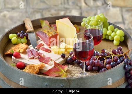 En-cas tyrolien du Sud copieux avec bacon fumé, savoureux fromage de montagne, pain de seigle croquant et bon vin rouge local Banque D'Images