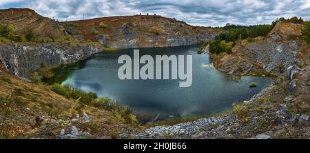 Lac volcanique dans une région de grès et de basalte Banque D'Images