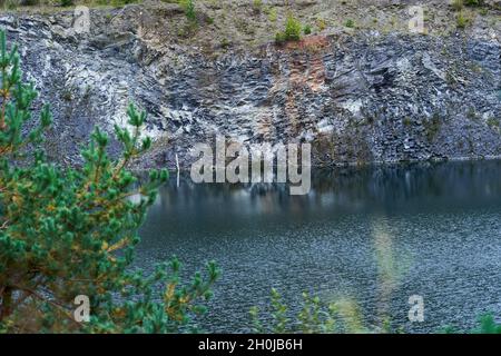 Lac volcanique dans une région de grès et de basalte Banque D'Images