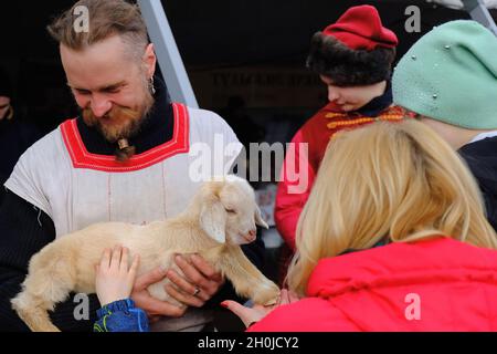 Moscou, Russie.23 mars 2019.Un participant présente un petit agneau.La finale du festival culturel et sportif du district central des troupes de la Garde nationale russe a eu lieu dans le complexe sportif de Luzhniki.(Photo de Mihail Siergiejewicz/SOPA Imag/Sipa USA) crédit: SIPA USA/Alay Live News Banque D'Images