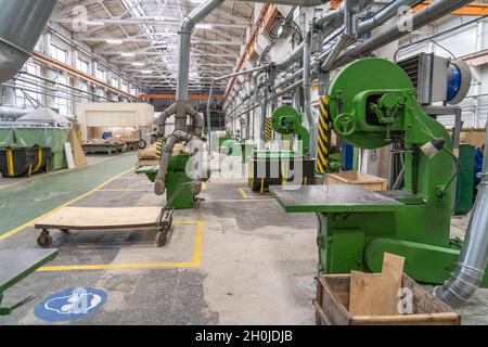 Atelier intérieur d'usine avec des piles de bois pour la fabrication de moules et de machines-outils de menuiserie. Banque D'Images