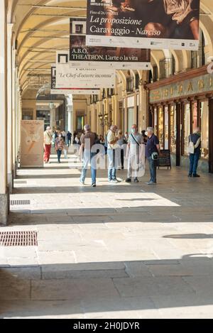 Turin, Italie.10 juin 2021.Vue sur les boutiques et les gens qui se baladent le long des arcades de la via dell'Arcivescovado dans le centre de la ville. Banque D'Images