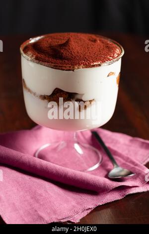 Dessert italien traditionnel tiramisu dans un verre Banque D'Images