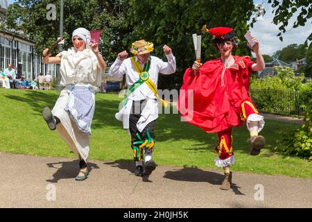 Punch et Judy avec un danseur morris au Buxton Day of Dance Banque D'Images