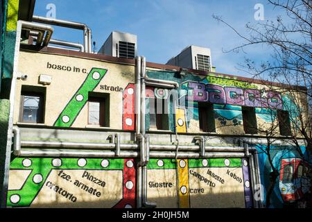 Italie, Lombardie, Milan, quartier de Baggio, détail du bâtiment de la Bibliothèque publique avec une fresque de carte souterraine Banque D'Images