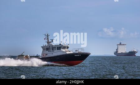 HONG KONG, CHINE - le 08 août 2020 : un bateau de patrouille de la police maritime de Hong Kong patrouillera les eaux du port de Victoria Banque D'Images