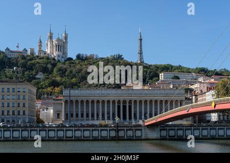 Lyon (France), 11 octobre 2021.Vue sur la basilique de Fourvière et le palais de justice depuis les quais de Saône. Banque D'Images