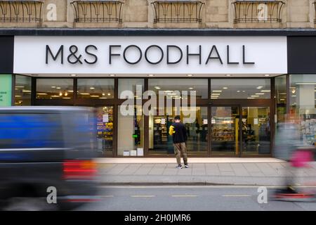 Bristol, Royaume-Uni.13 octobre 2021.Après avoir effectué des transactions dans le quartier commercial de Broadmead depuis 1952, le magasin Marks and Spencer fermera ses portes en janvier 2022.Un porte-parole de la société a déclaré que les habitudes d'achat sont en train de changer », l'entreprise examine donc la meilleure façon de servir ses clients.Crédit : JMF News/Alay Live News Banque D'Images