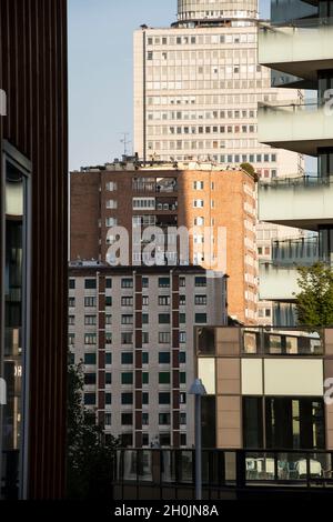 Italie, Lombardie, Milan, gratte-ciel et maison de buiding de la place Alvar Aalto Banque D'Images