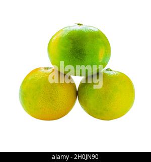 Gros plan de trois tangerines jaune-vert empilées sous la forme d'une pyramide isolée sur un fond blanc.Vue latérale Banque D'Images