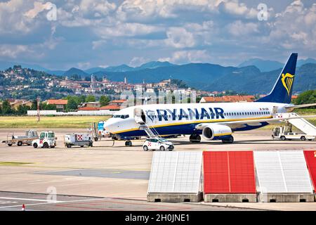 Bergame, Italie, juin 27 2021: Bergame Orio Al Serio aéroport avions et ville de Bergame vue.L'aéroport de BGY est la base de Ryanair Hub.Région Lombardie de l'IT Banque D'Images